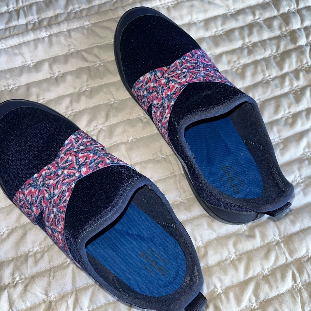 Final Price!! Navy Slip-On Yoga Crocs with Pink Patterned Straps - Picture 3 of 8